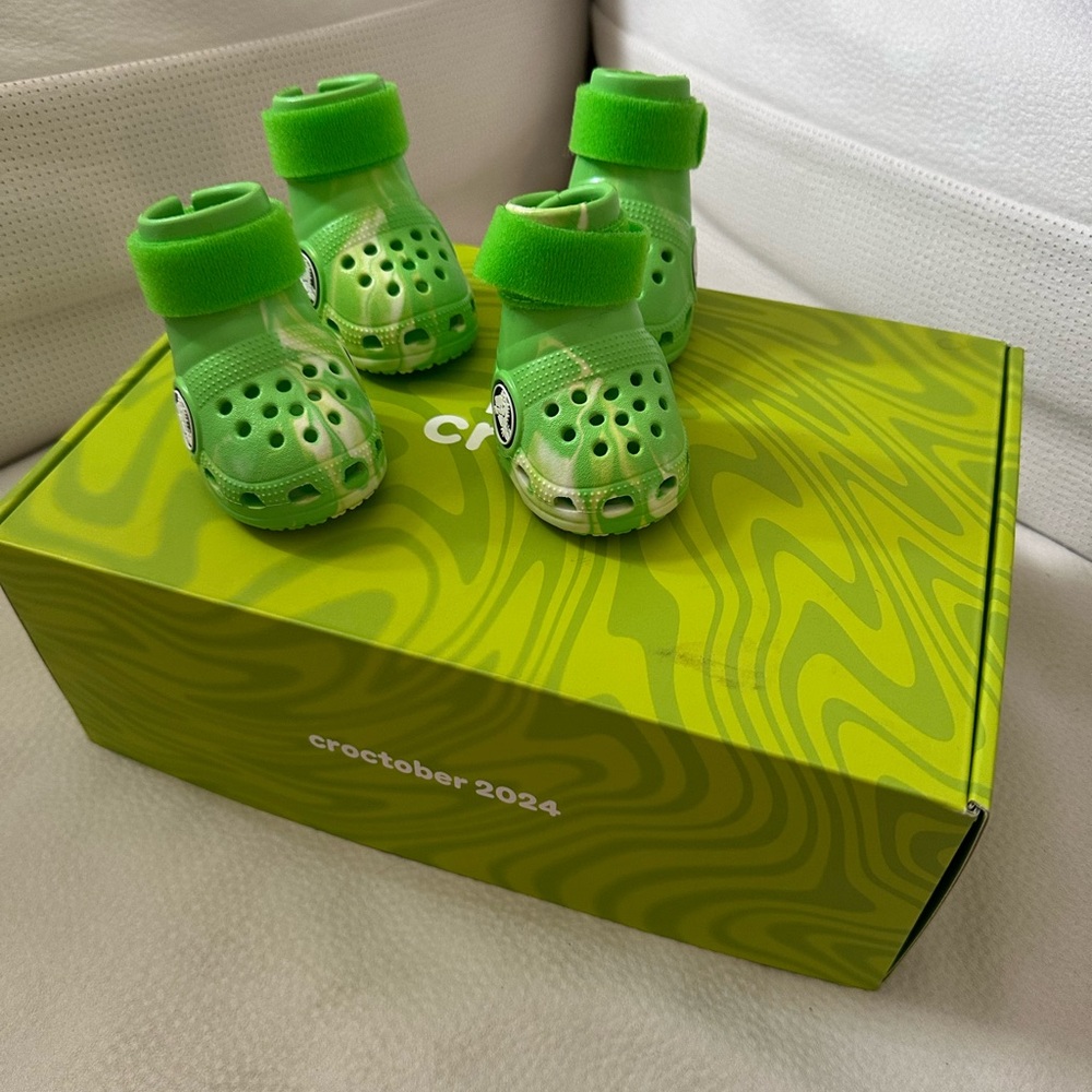 Bark crocs new